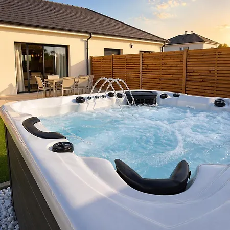 Semesterbostad Wesvillas No2 Modern House, Private Jacuzzi *