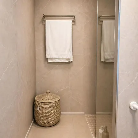 Semesterbostad Wesvillas No2 Modern House, Private Jacuzzi