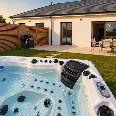 Semesterbostad Wesvillas No2 Modern House, Private Jacuzzi *