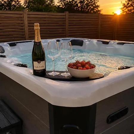 Wesvillas No2 Modern House, Private Jacuzzi Semesterbostad *