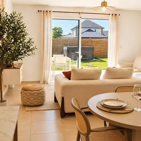Wesvillas No2 Modern House, Private Jacuzzi *