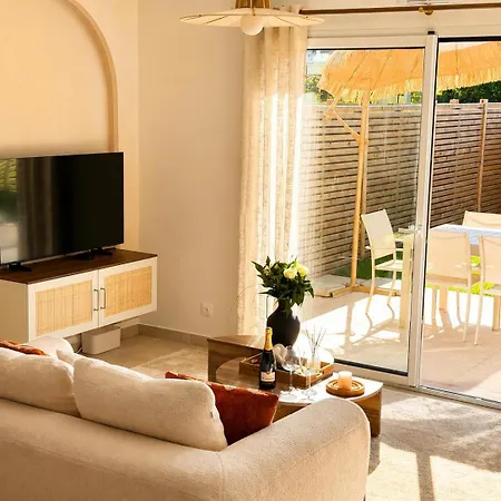 Semesterbostad Wesvillas No2 Modern House, Private Jacuzzi