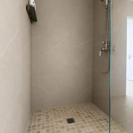 Wesvillas No2 Modern House, Private Jacuzzi Semesterbostad *