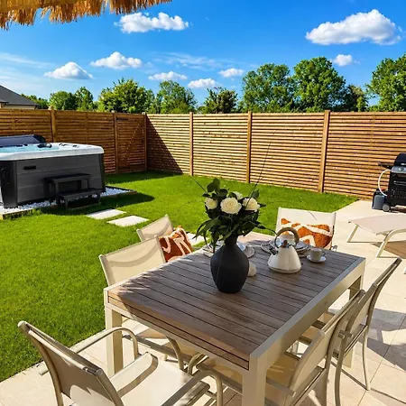Wesvillas No2 Modern House, Private Jacuzzi *