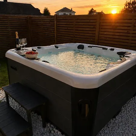 Semesterbostad Wesvillas No2 Modern House, Private Jacuzzi *