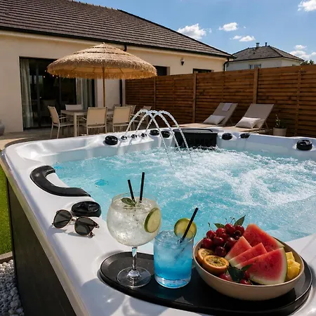 Wesvillas No2 Modern House, Private Jacuzzi *